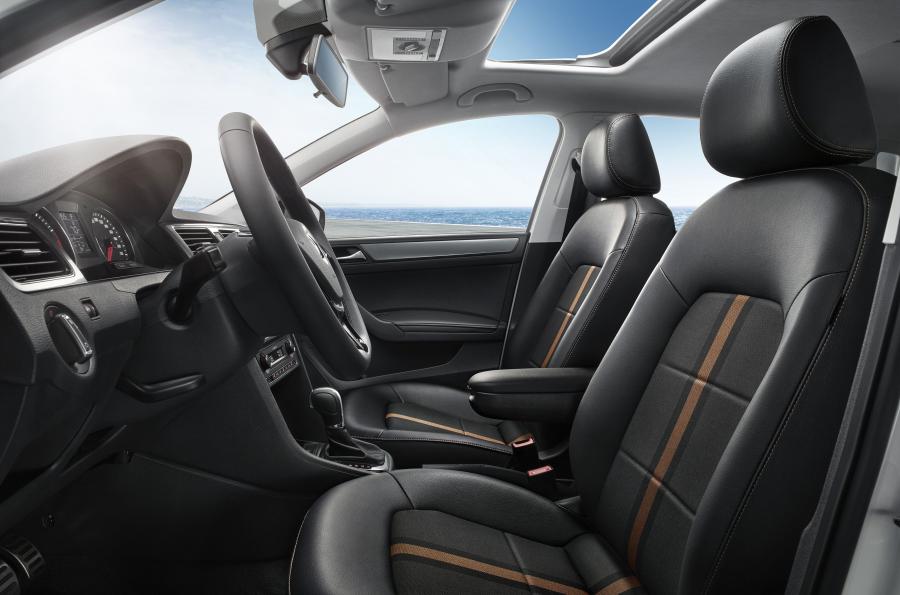 Интерьер Volkswagen Cross Santana 2016 года  (фото 7 из 8)